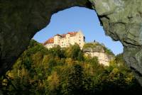 Region Ahorntal - Blick aus der Ludwigshöhle zur Burg Rabenstein - Fränkische Schweiz